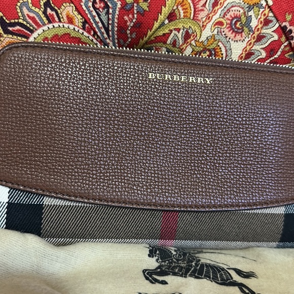 Burberry wallet. Like new condition. - Picture 2 of 6